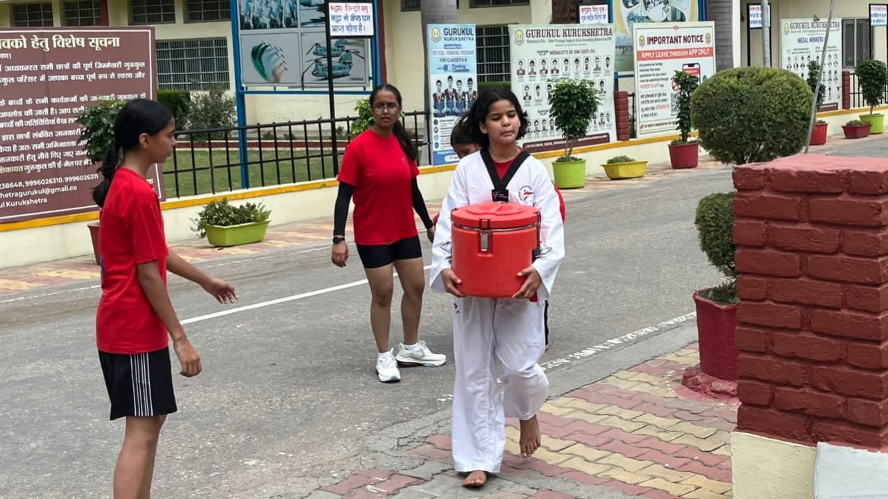 कुरुक्षेत्र। बालक वर्ग की वॉलीवाल प्रतियोगिता के दौरान चाय का कप लेकर रेफरशिप करती शिक्षिका। सं कुरुक्षेत्र। बालक वर्ग की वॉलीवाल प्रतियोगिता के दौरान चाय का कप लेकर रेफरशिप करती शिक्षिका। सं