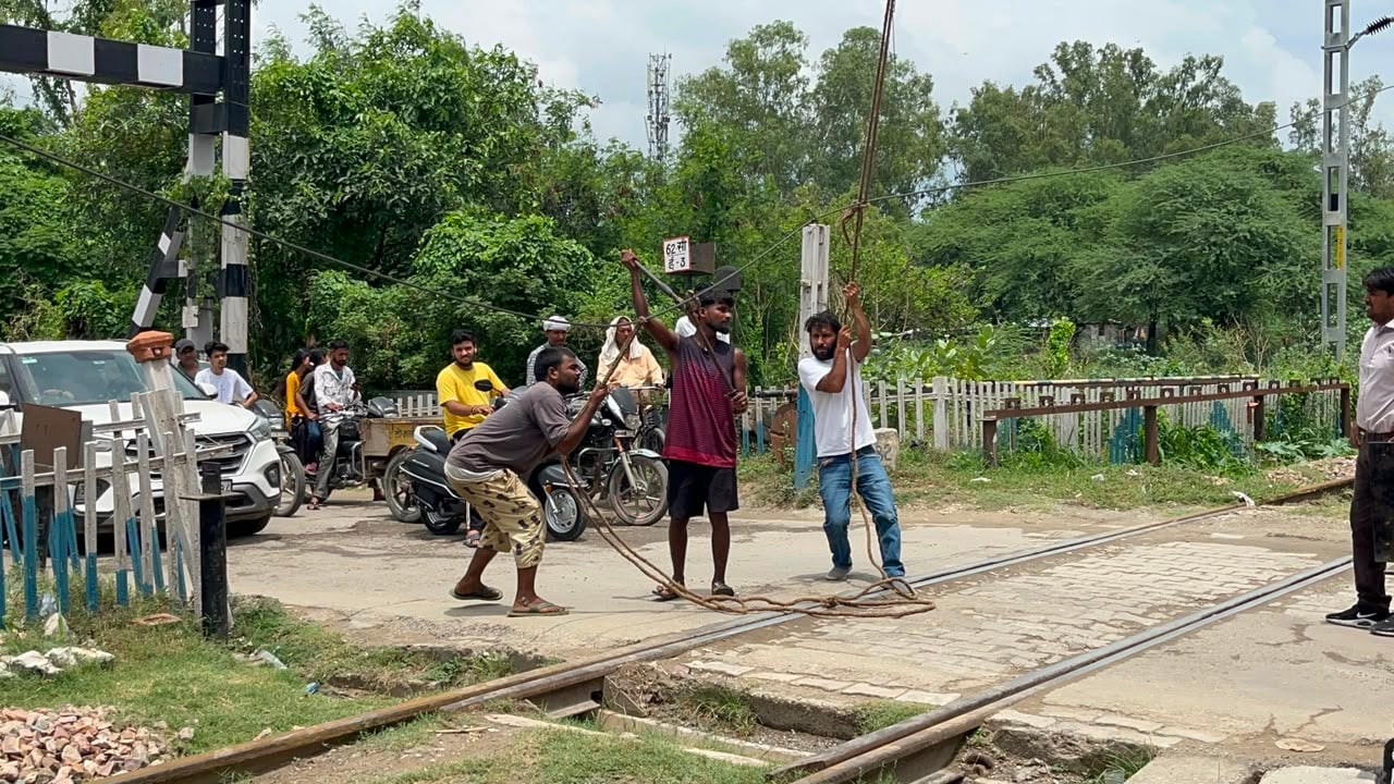 कुरुक्षेत्र। पुराने ट्रैक से बिजली के तार हटाते कर्मचारी। संवाद कुरुक्षेत्र। पुराने ट्रैक से बिजली के तार हटाते कर्मचारी। संवाद