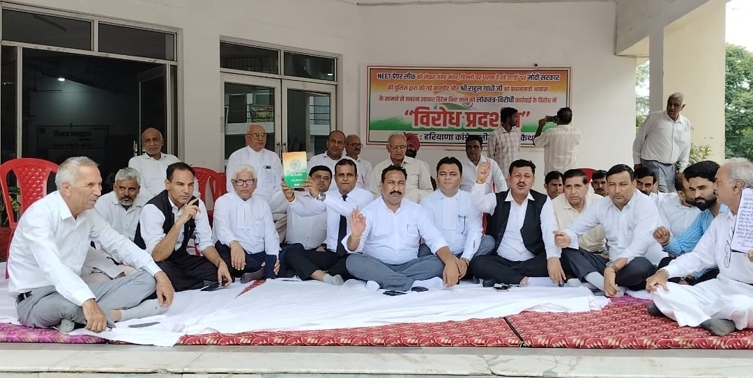 लघुसचिवालय के गेट पर ज्ञापन लेने पहुंचे एसपी मनप्रीत सिंह सूदन व साथ में खड़े विभिन्न संगठनों लघुसचिवालय के गेट पर ज्ञापन लेने पहुंचे एसपी मनप्रीत सिंह सूदन व साथ में खड़े विभिन्न संगठनों