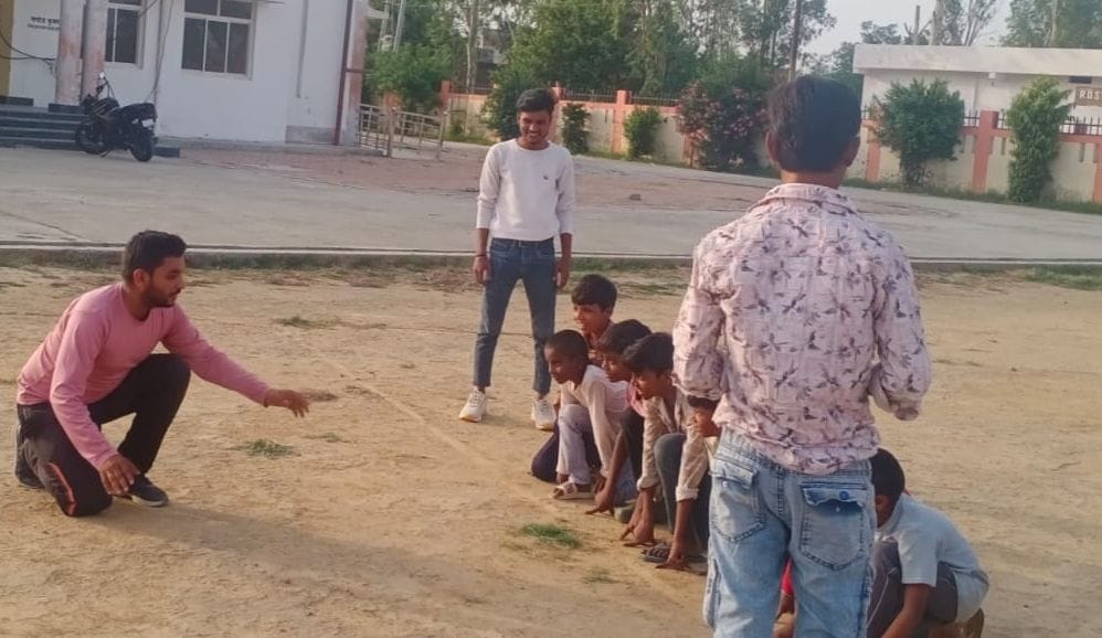 मिनी स्टेडियम में बच्चों को प्रशिक्षण देते कोच। संवाद मिनी स्टेडियम में बच्चों को प्रशिक्षण देते कोच। संवाद