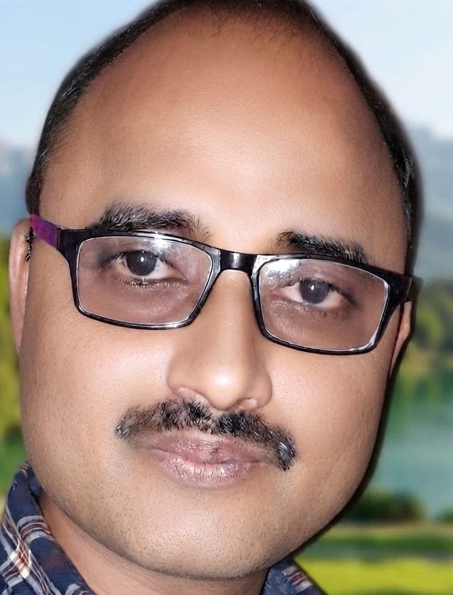 मीरानपुर कटरा में सर्विस लेन पर टूटा स्लैब। संवाद