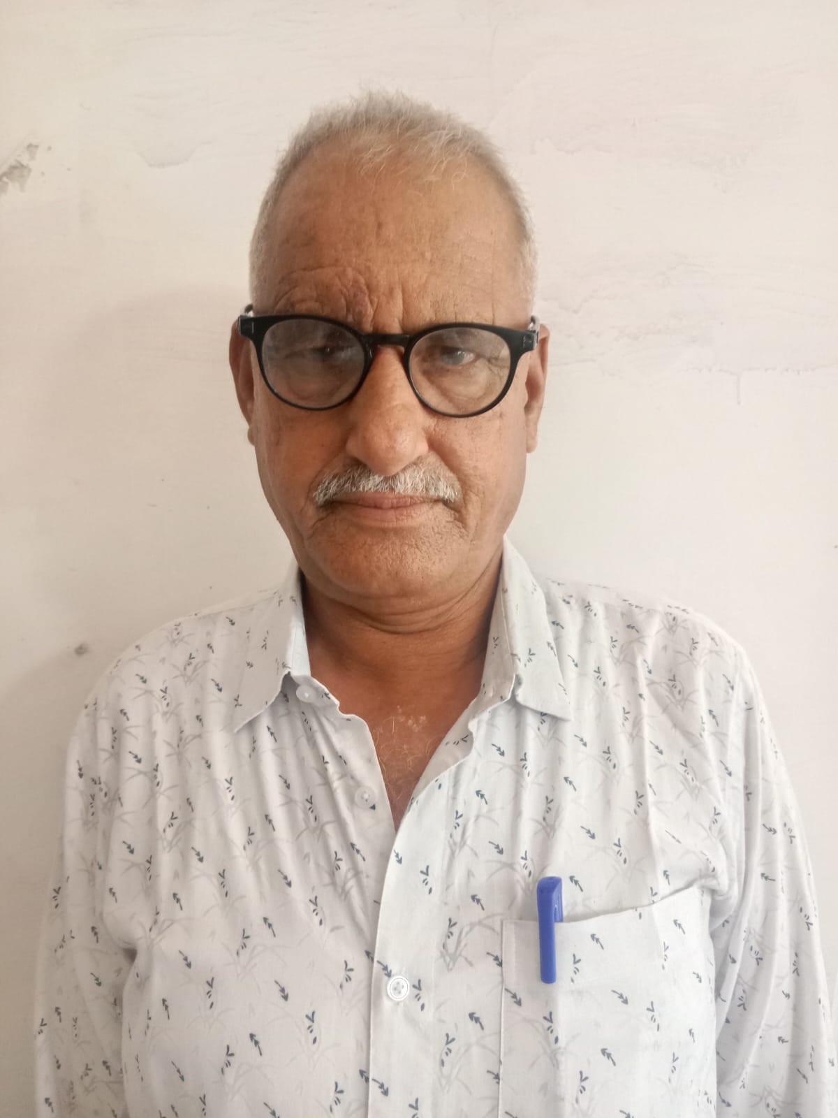 मीरानपुर कटरा में सर्विस लेन पर टूटा स्लैब। संवाद