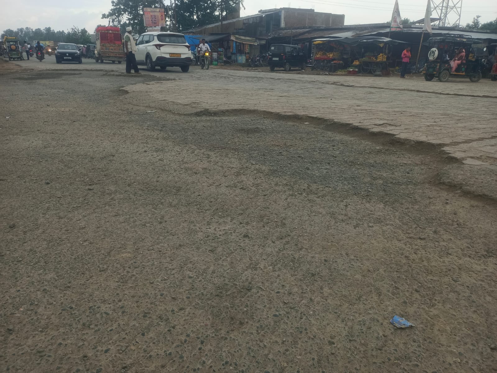 मीरानपुर कटरा में सर्विस लेन पर टूटा स्लैब। संवाद