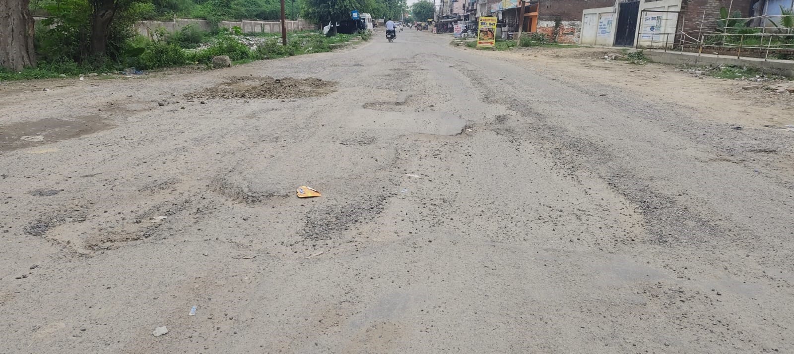 मीरानपुर कटरा में सर्विस लेन पर टूटा स्लैब। संवाद