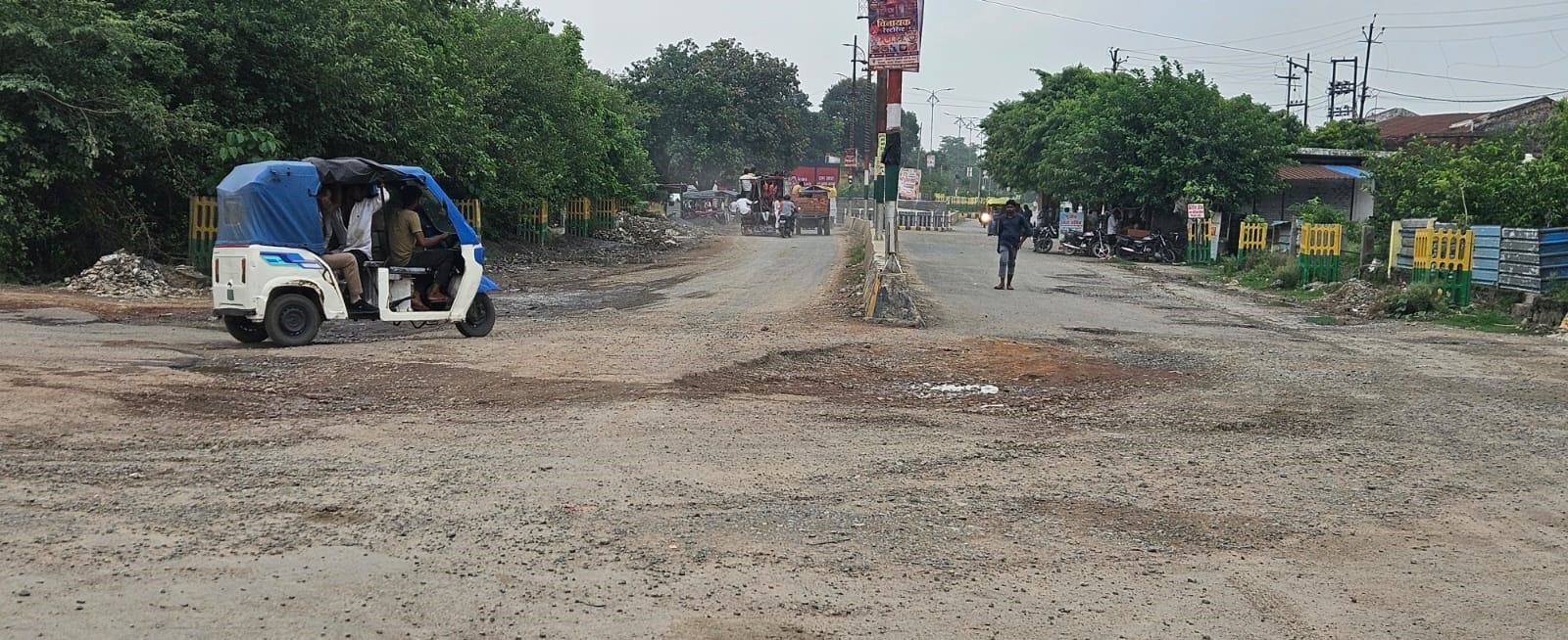 मीरानपुर कटरा में सर्विस लेन पर टूटा स्लैब। संवाद