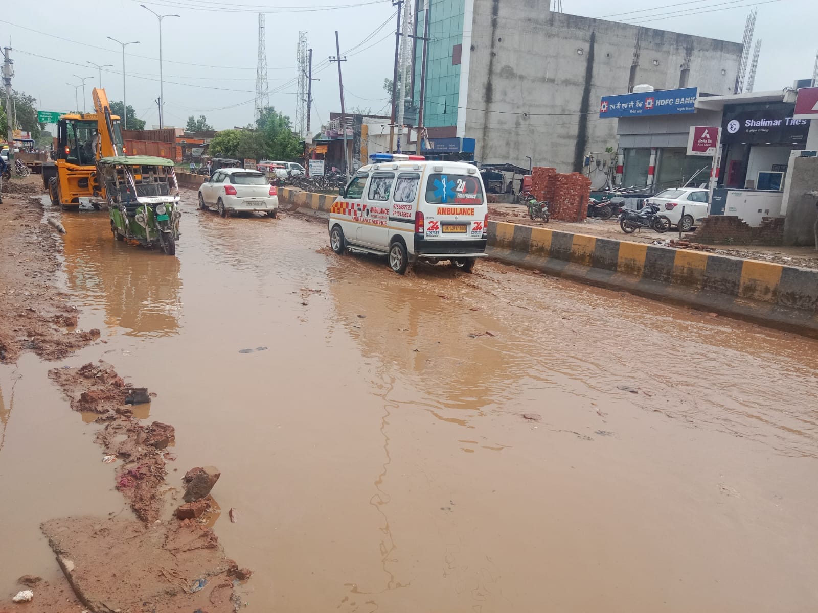 मीरानपुर कटरा में सर्विस लेन पर टूटा स्लैब। संवाद