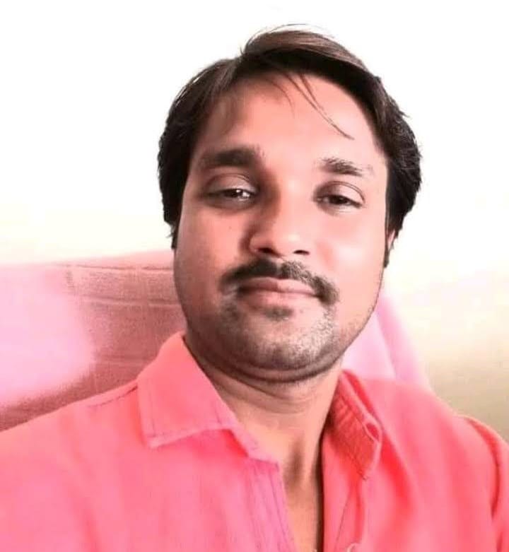 मीरानपुर कटरा में सर्विस लेन पर टूटा स्लैब। संवाद