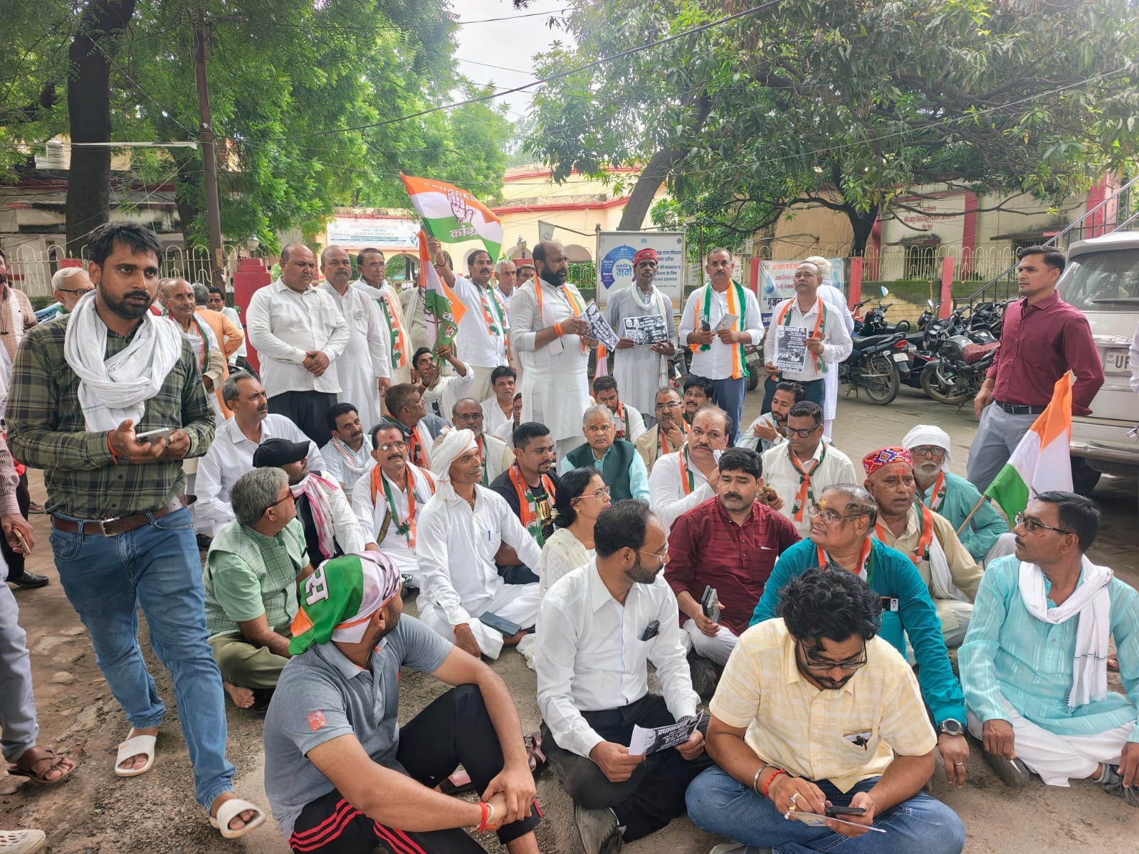 नगर में मशाल जुलूस निकालते कांग्रेस कार्यकर्ता, सोशल मीडिया नगर में मशाल जुलूस निकालते कांग्रेस कार्यकर्ता, सोशल मीडिया