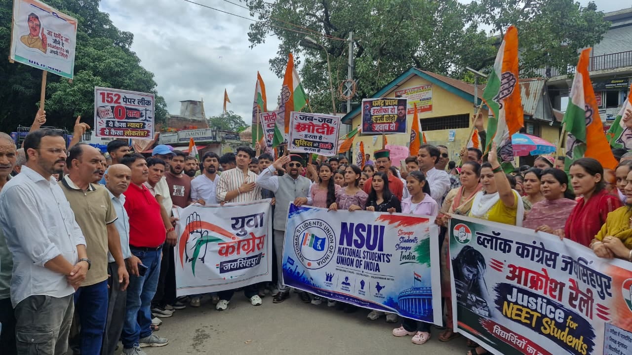 नीट पेपर लीक मामले धरना प्रदर्शन करते कांग्रेस कार्यकर्ता और विधायक किशोरी लाल। -जागरुक पाठक नीट पेपर लीक मामले धरना प्रदर्शन करते कांग्रेस कार्यकर्ता और विधायक किशोरी लाल। -जागरुक पाठक