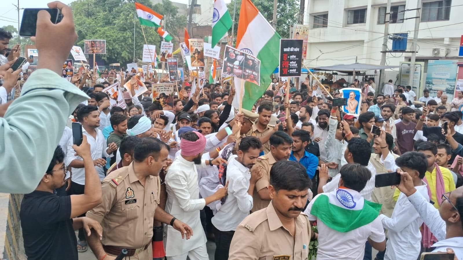 पीडीडीयू नगर में युवा से शिक्षा मंत्री धर्मेंद्र प्रधान का पुतला छीनते पुलिसकर्मी। स्रोत:-जागर पीडीडीयू नगर में युवा से शिक्षा मंत्री धर्मेंद्र प्रधान का पुतला छीनते पुलिसकर्मी। स्रोत:-जागर