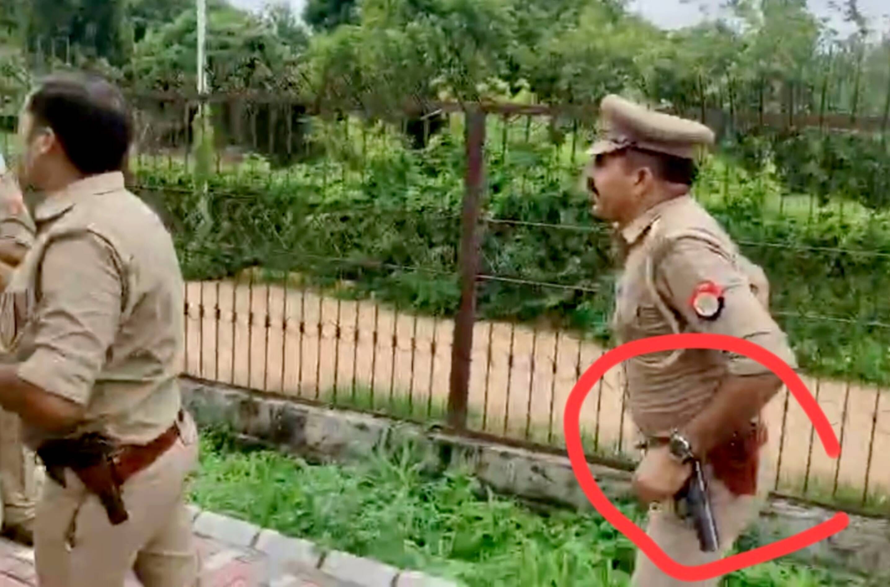 पुलिस से नोकझोंक करते सपाई। संवाद