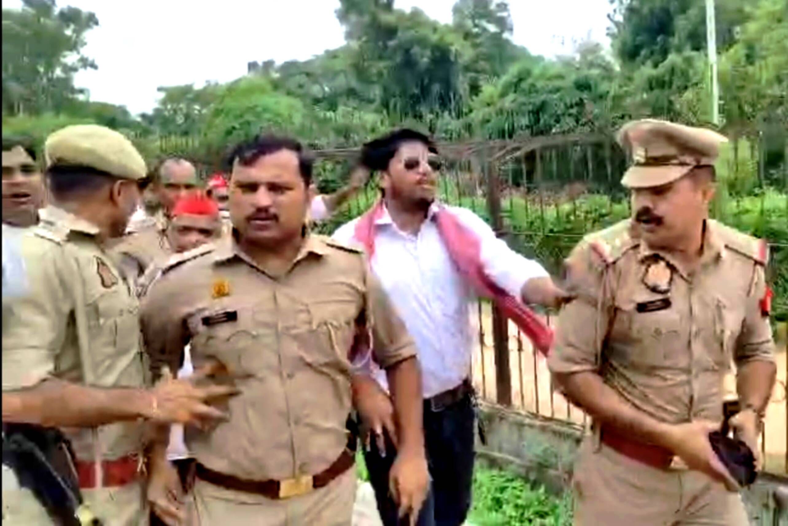 पुलिस से नोकझोंक करते सपाई। संवाद