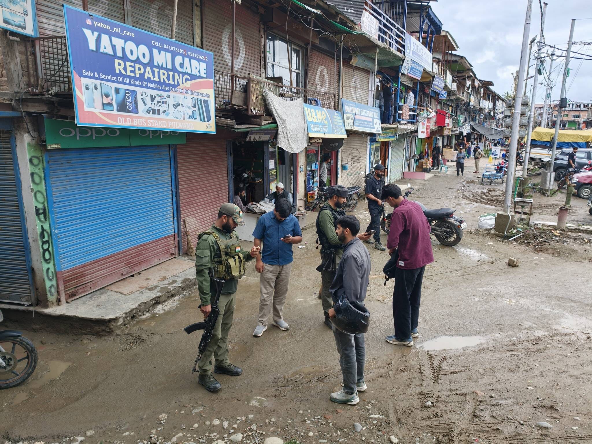 पुलवामा बस स्टैंड पर जांच करते पुलिसकर्मी। संवाद पुलवामा बस स्टैंड पर जांच करते पुलिसकर्मी। संवाद