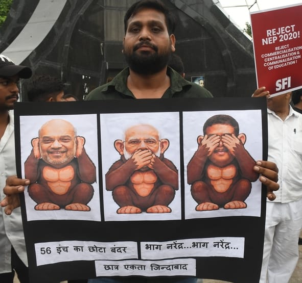 प्रदर्शन करते विभिन्न छात्र संगठनों के लोग। प्रदर्शन करते विभिन्न छात्र संगठनों के लोग।