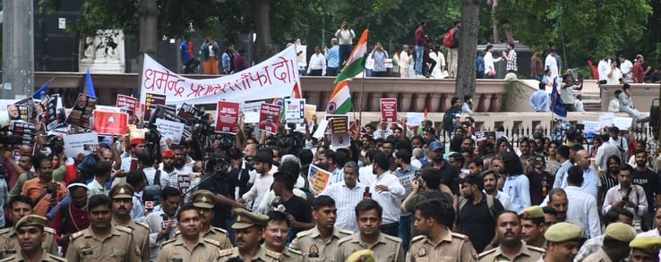 प्रदर्शन करते विभिन्न छात्र संगठनों के लोग। प्रदर्शन करते विभिन्न छात्र संगठनों के लोग।