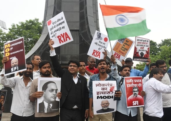 प्रदर्शन करते विभिन्न छात्र संगठनों के लोग। प्रदर्शन करते विभिन्न छात्र संगठनों के लोग।
