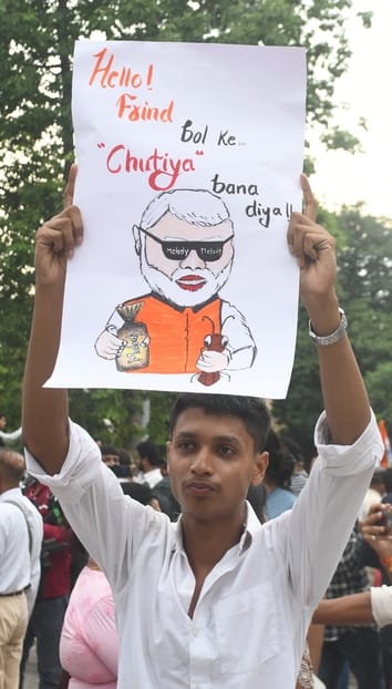 प्रदर्शन करते विभिन्न छात्र संगठनों के लोग। प्रदर्शन करते विभिन्न छात्र संगठनों के लोग।