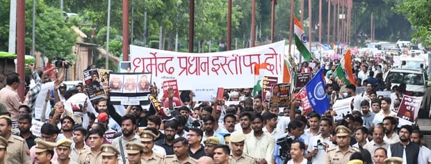 प्रदर्शन करते विभिन्न छात्र संगठनों के लोग। प्रदर्शन करते विभिन्न छात्र संगठनों के लोग।