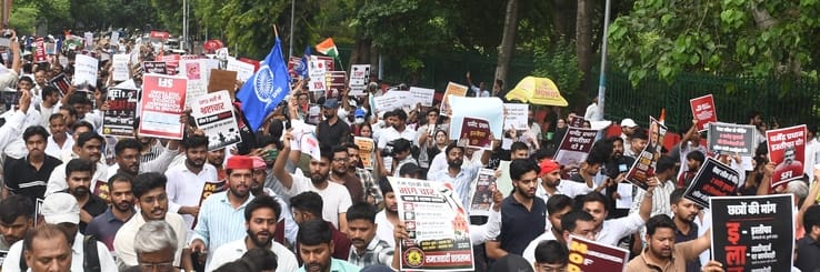 प्रदर्शन करते विभिन्न छात्र संगठनों के लोग। प्रदर्शन करते विभिन्न छात्र संगठनों के लोग।