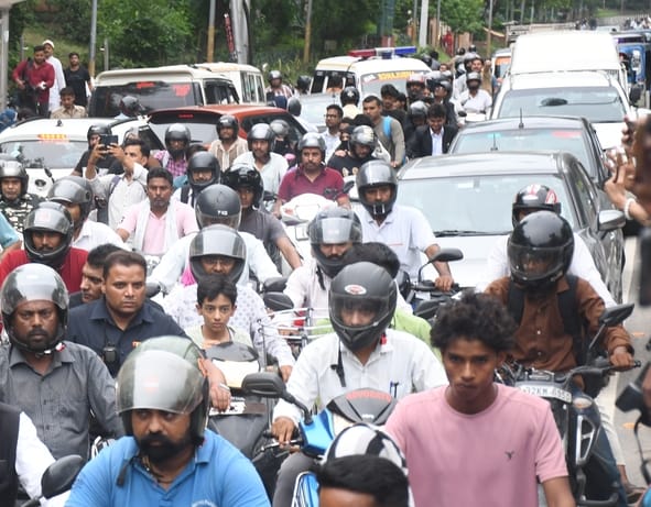 प्रदर्शन करते विभिन्न छात्र संगठनों के लोग। प्रदर्शन करते विभिन्न छात्र संगठनों के लोग।
