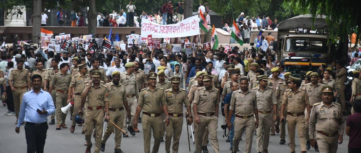प्रदर्शन करते विभिन्न छात्र संगठनों के लोग। प्रदर्शन करते विभिन्न छात्र संगठनों के लोग।