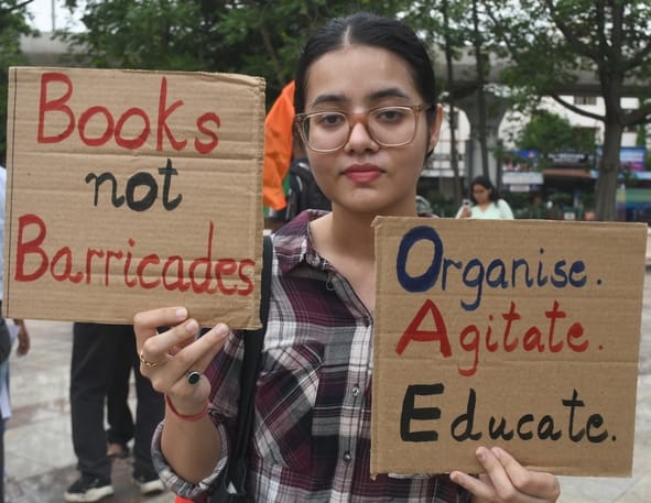 प्रदर्शन करते विभिन्न छात्र संगठनों के लोग। प्रदर्शन करते विभिन्न छात्र संगठनों के लोग।