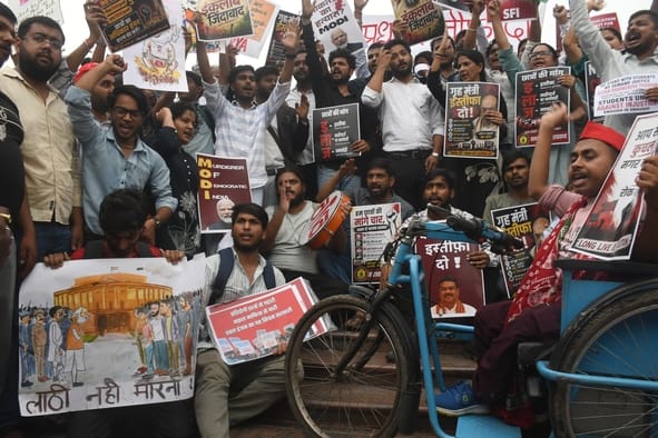 प्रदर्शन करते विभिन्न छात्र संगठनों के लोग। प्रदर्शन करते विभिन्न छात्र संगठनों के लोग।