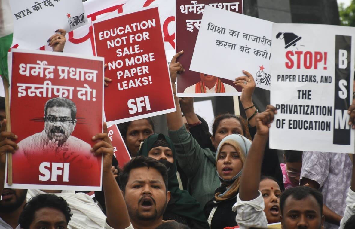 प्रदर्शन करते विभिन्न छात्र संगठनों के लोग। प्रदर्शन करते विभिन्न छात्र संगठनों के लोग।