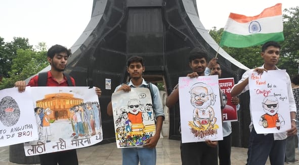 प्रदर्शन करते विभिन्न छात्र संगठनों के लोग। प्रदर्शन करते विभिन्न छात्र संगठनों के लोग।