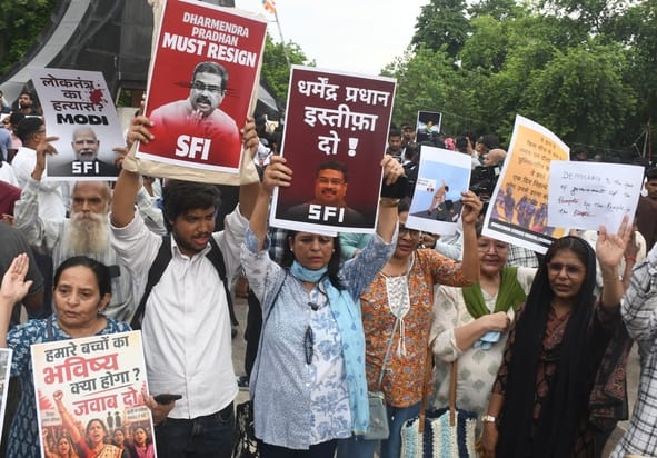 प्रदर्शन करते विभिन्न छात्र संगठनों के लोग। प्रदर्शन करते विभिन्न छात्र संगठनों के लोग।