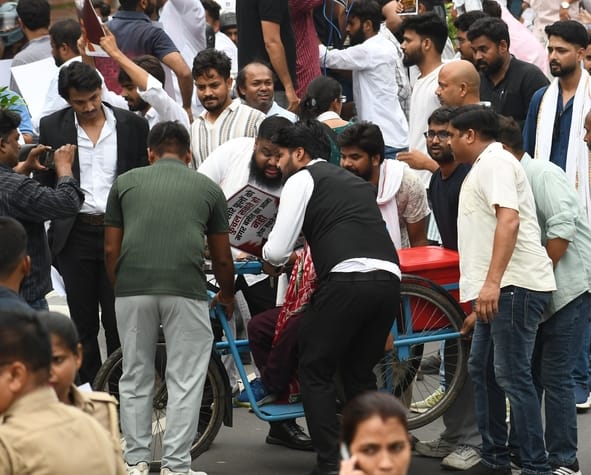प्रदर्शन करते विभिन्न छात्र संगठनों के लोग। प्रदर्शन करते विभिन्न छात्र संगठनों के लोग।