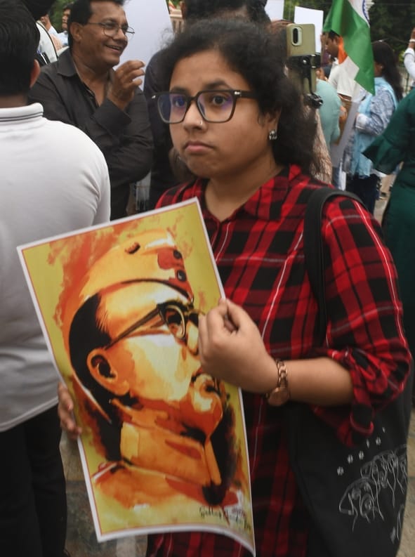 प्रदर्शन करते विभिन्न छात्र संगठनों के लोग। प्रदर्शन करते विभिन्न छात्र संगठनों के लोग।