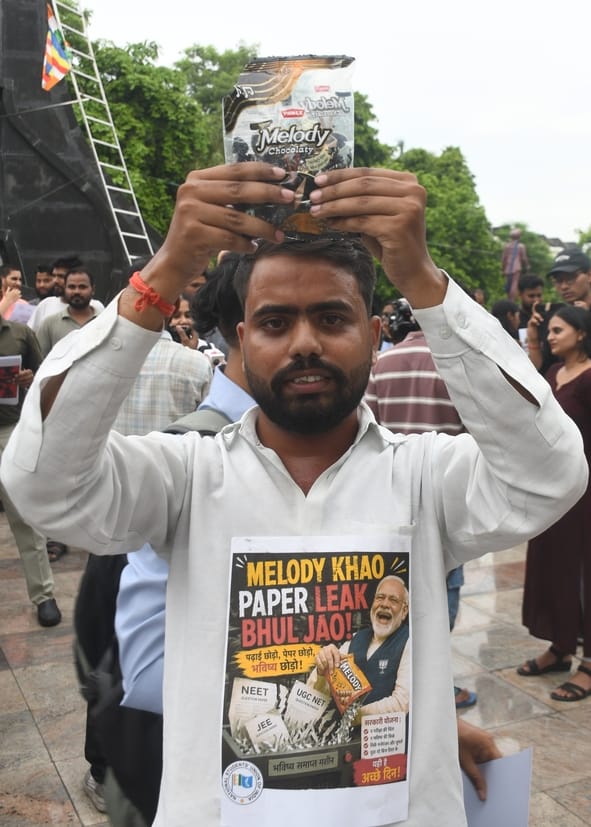 प्रदर्शन करते विभिन्न छात्र संगठनों के लोग। प्रदर्शन करते विभिन्न छात्र संगठनों के लोग।