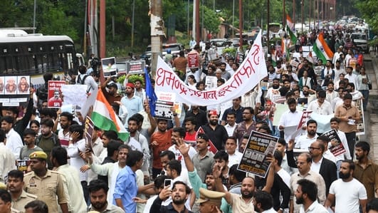 प्रदर्शन करते विभिन्न छात्र संगठनों के लोग। प्रदर्शन करते विभिन्न छात्र संगठनों के लोग।