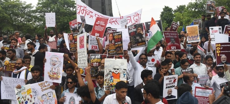 प्रदर्शन करते विभिन्न छात्र संगठनों के लोग। प्रदर्शन करते विभिन्न छात्र संगठनों के लोग।