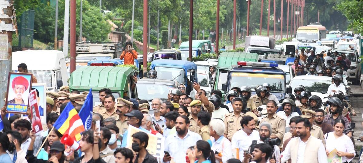 प्रदर्शन करते विभिन्न छात्र संगठनों के लोग। प्रदर्शन करते विभिन्न छात्र संगठनों के लोग।