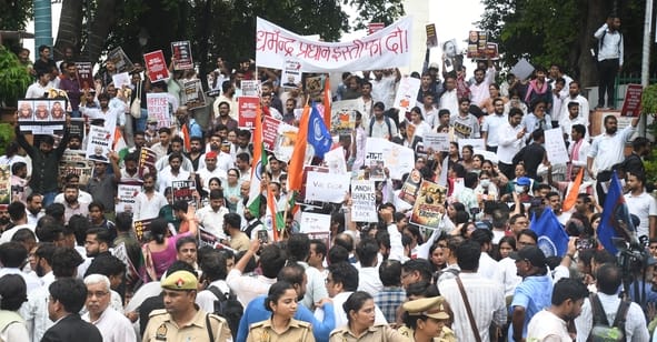 प्रदर्शन करते विभिन्न छात्र संगठनों के लोग। प्रदर्शन करते विभिन्न छात्र संगठनों के लोग।