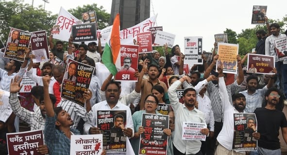 प्रदर्शन करते विभिन्न छात्र संगठनों के लोग। प्रदर्शन करते विभिन्न छात्र संगठनों के लोग।