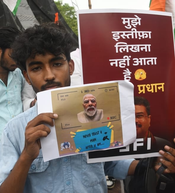 प्रदर्शन करते विभिन्न छात्र संगठनों के लोग। प्रदर्शन करते विभिन्न छात्र संगठनों के लोग।