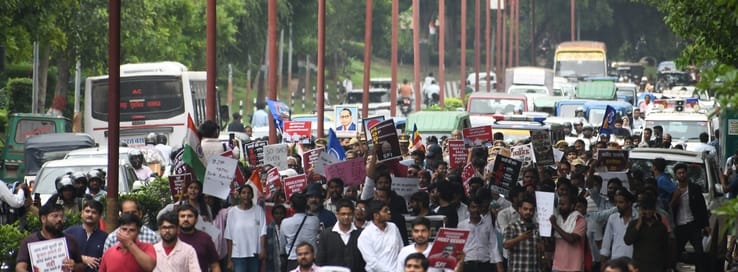 प्रदर्शन करते विभिन्न छात्र संगठनों के लोग। प्रदर्शन करते विभिन्न छात्र संगठनों के लोग।