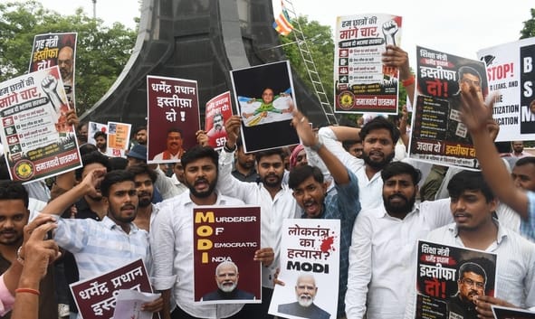 प्रदर्शन करते विभिन्न छात्र संगठनों के लोग। प्रदर्शन करते विभिन्न छात्र संगठनों के लोग।