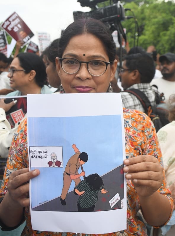 प्रदर्शन करते विभिन्न छात्र संगठनों के लोग। प्रदर्शन करते विभिन्न छात्र संगठनों के लोग।