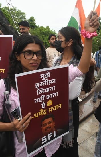 प्रदर्शन करते विभिन्न छात्र संगठनों के लोग। प्रदर्शन करते विभिन्न छात्र संगठनों के लोग।