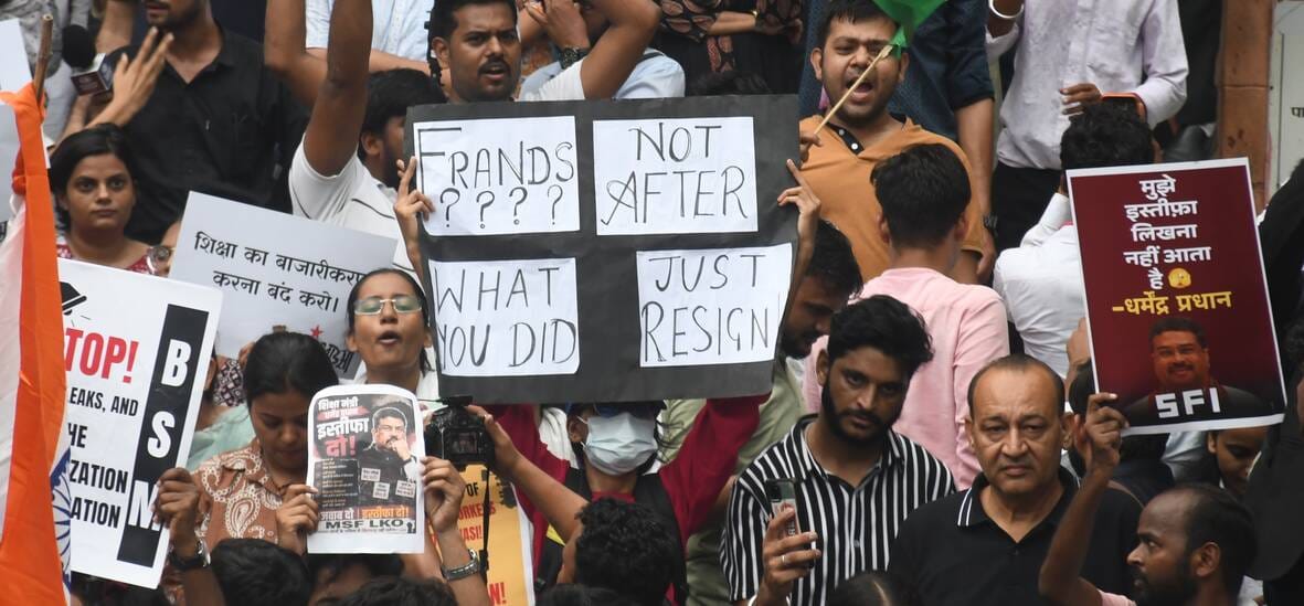 प्रदर्शन करते विभिन्न छात्र संगठनों के लोग। प्रदर्शन करते विभिन्न छात्र संगठनों के लोग।