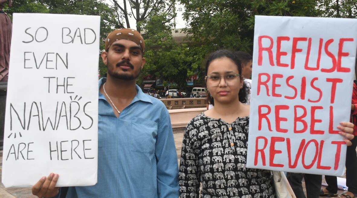 प्रदर्शन करते विभिन्न छात्र संगठनों के लोग। प्रदर्शन करते विभिन्न छात्र संगठनों के लोग।
