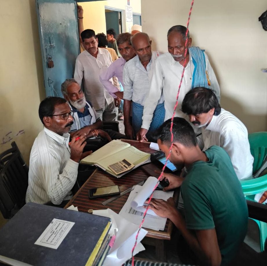 सर्वर चला तो समितियों पर उमड़ी किसानों की भीड़ सर्वर चला तो समितियों पर उमड़ी किसानों की भीड़