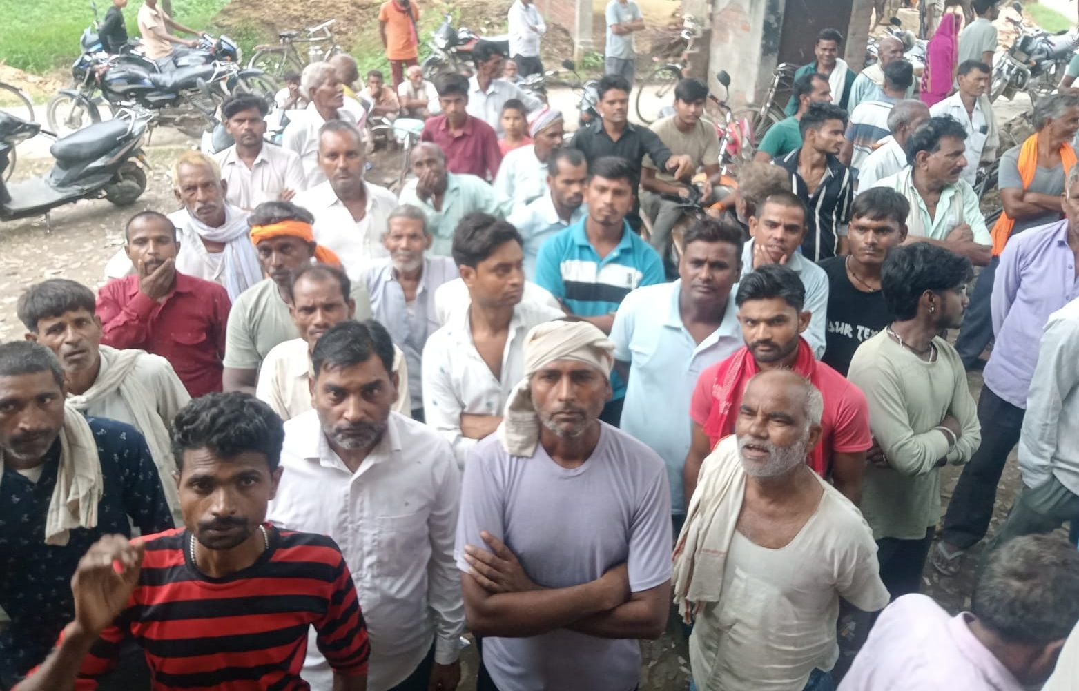सर्वर चला तो समितियों पर उमड़ी किसानों की भीड़ सर्वर चला तो समितियों पर उमड़ी किसानों की भीड़