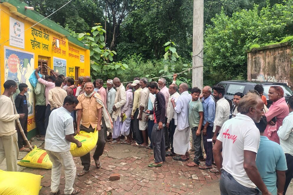सर्वर चला तो समितियों पर उमड़ी किसानों की भीड़ सर्वर चला तो समितियों पर उमड़ी किसानों की भीड़