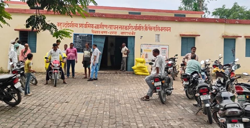 सर्वर चला तो समितियों पर उमड़ी किसानों की भीड़ सर्वर चला तो समितियों पर उमड़ी किसानों की भीड़