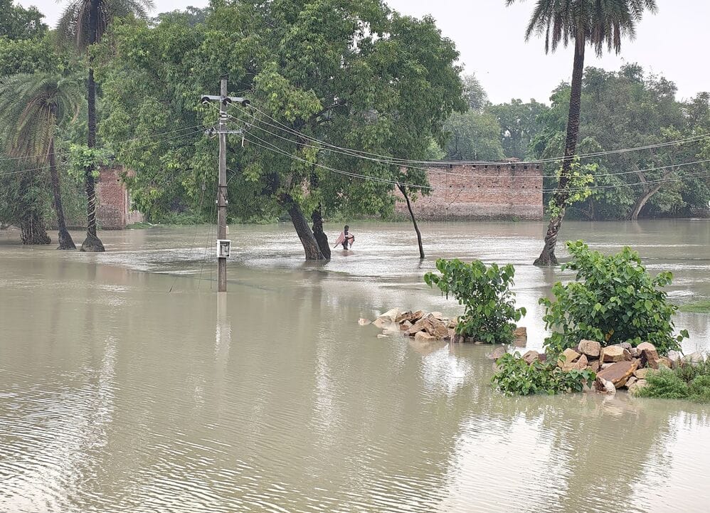 सरयू नदी का जल स्तर शुक्रवार को थोड़ा घटा, मगर खतरे के निशान से ऊपर है। बारिश के कारण अगले 24 घ